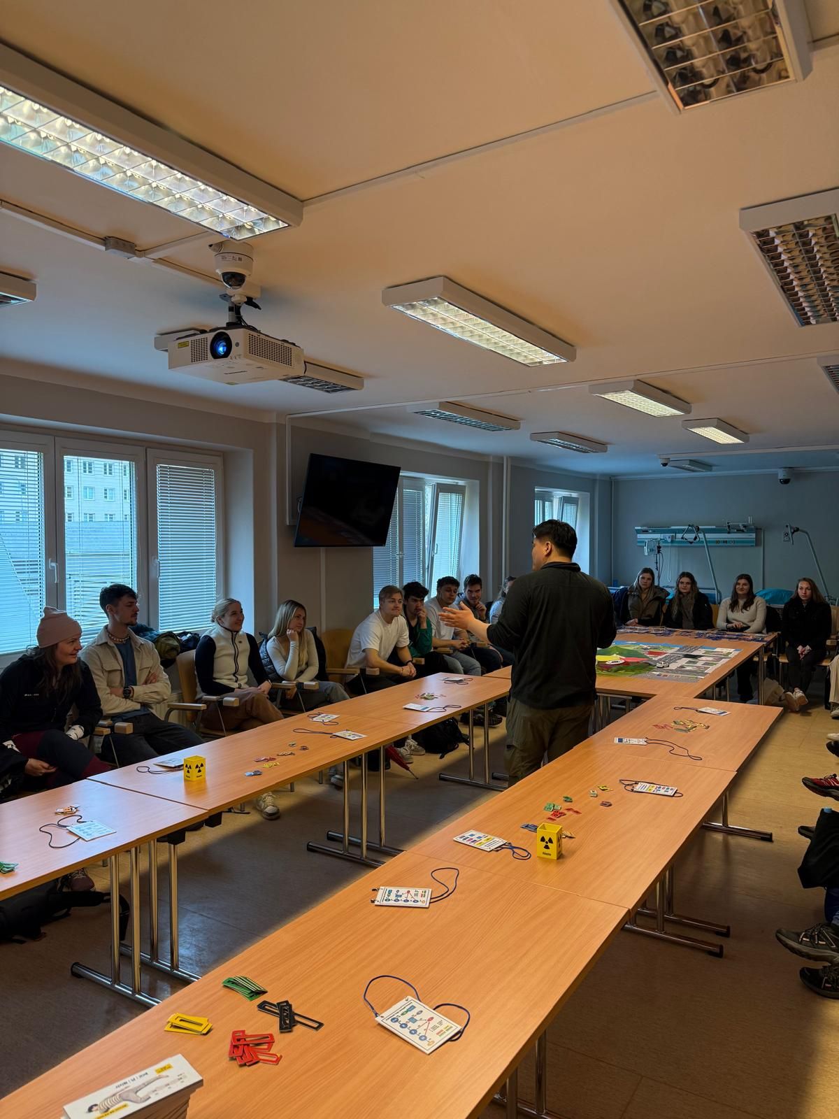 리베레츠 교육 현장에서 학생들과 토론하는 신희준 센터장 / Director Heejun Shin leading a classroom discussion in Liberec